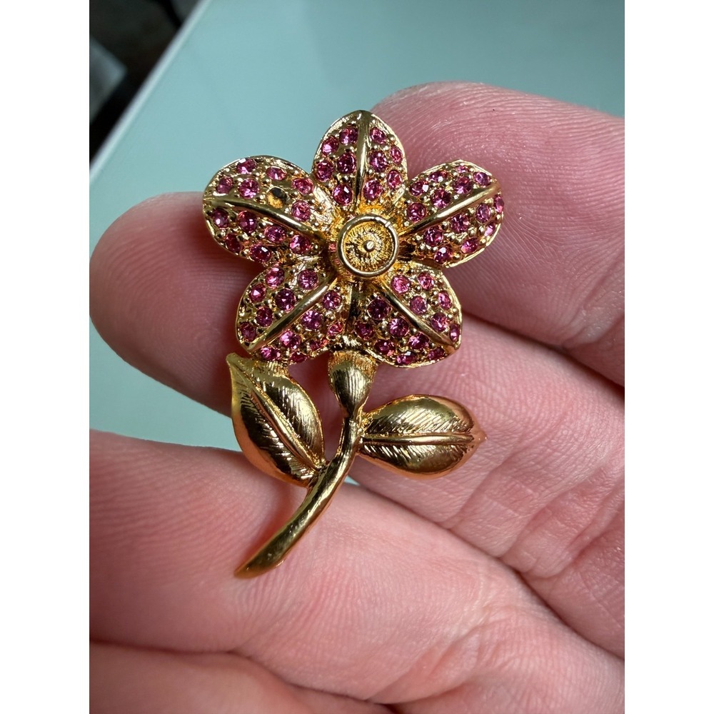 VTG Swarovski Pink Crystal‎ & Gold Tone Flower Brooch Pin 1in x 1in